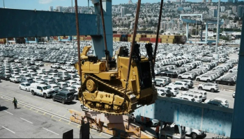 إسرائيل تتسلم شحنة جرافات ومعدات عسكرية أميركية بعد رفع الحظر الذي فرضته إدارة بايدن