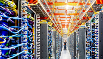 مراكز البيانات (Data Centers): دليل خيارات الاستضافة السحابية والمكانية للمؤسسات