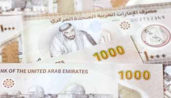 أسعار العملات والذهب مقابل الدولار اليوم: دليل الأسواق والتحويلات في الخليج العربي