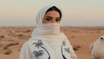 ينيز تمزج موسيقى العيالة والحربية باللهجة المغربية 