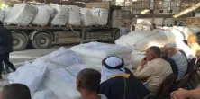 العشائر الفلسطينية تؤمّن توزيع المساعدات في غزة… والمؤسسات تبدأ بتسليم الدقيق والطرود الغذائية