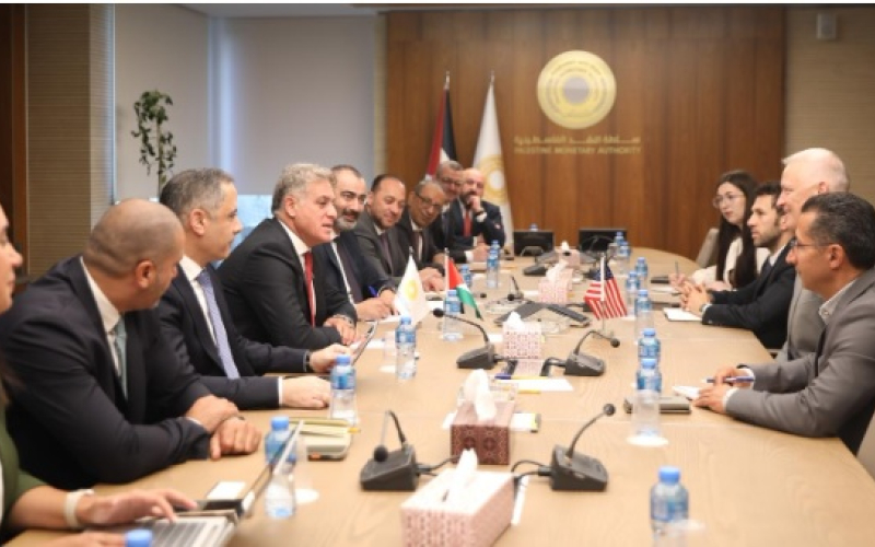 محافظ سلطة النقد يطلع مسؤولاً أمريكياً على تداعيات التحديات المالية