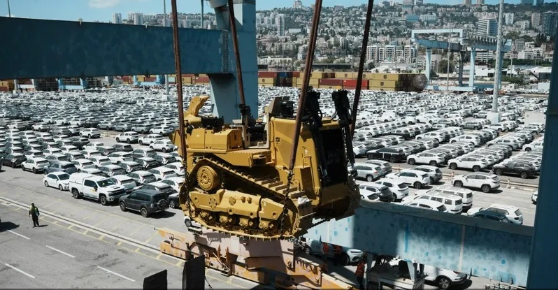 إسرائيل تتسلم شحنة جرافات ومعدات عسكرية أميركية بعد رفع الحظر الذي فرضته إدارة بايدن