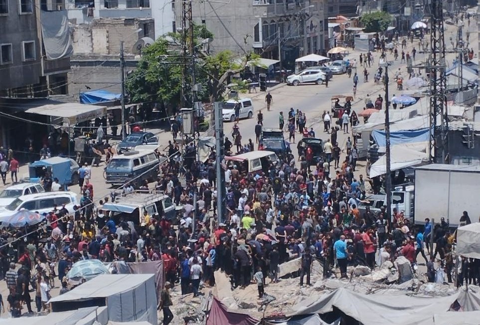 استشهاد 12 مدنياً بينهم طبيب في غارات الاحتلال على سوق شعبي وسط غزة