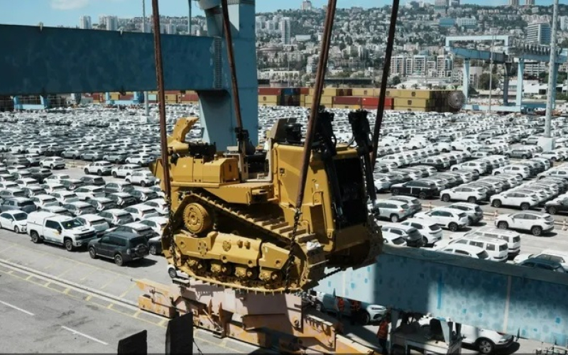 إسرائيل تتسلم شحنة جرافات ومعدات عسكرية أميركية بعد رفع الحظر الذي فرضته إدارة بايدن