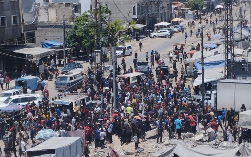 استشهاد 12 مدنياً بينهم طبيب في غارات الاحتلال على سوق شعبي وسط غزة