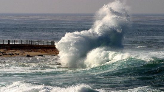 امواج عاتية