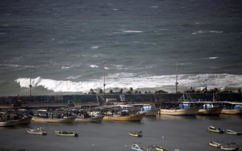 الشرطة البحرية تقرر إغلاق بحر غزة حتى إشعار آخر لسوء الأحوال الجوية