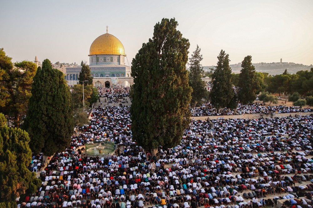 نداء الوطن - القدس : 50 ألفا يؤدون صلاة الجمعة في الاقصى